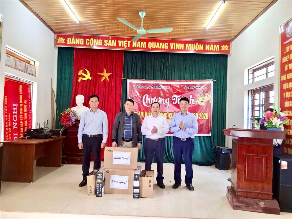 Sở KH&CN trao quà Tết Ấm biên cương tại Bản Lữ Thành xã Mường Xén